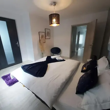 Comfortable House In Garden And Wheelchair Access 130 M² 바스토뉴