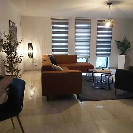 펜션 Comfortable House In Garden And Wheelchair Access 130 M² 바스토뉴