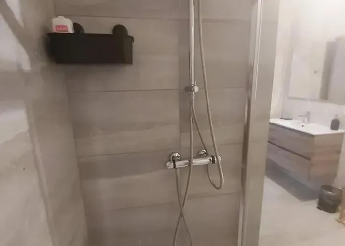 別荘 Friendly House In 130 M² With Private Garden For 5 People バストーニュ