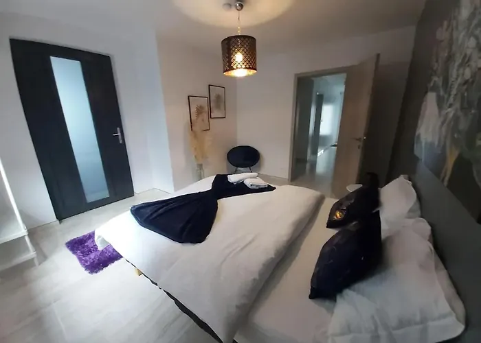 Friendly House In 130 M² With Private Garden For 5 People バストーニュ