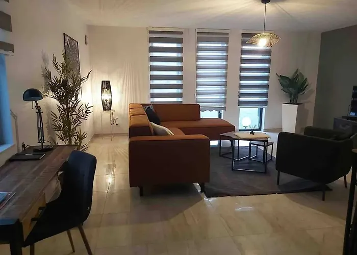 別荘 Friendly House In 130 M² With Private Garden For 5 People バストーニュ