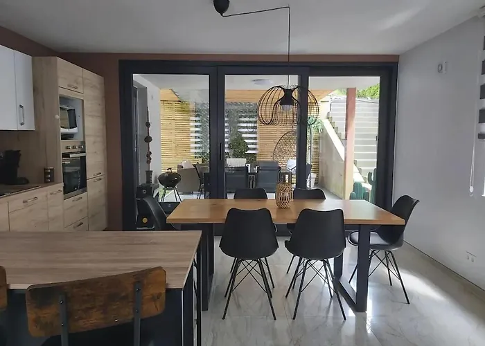 別荘 Friendly House In 130 M² With Private Garden For 5 People